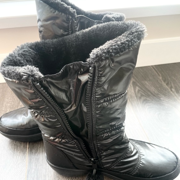 Skechers women’s winter boots - Picture 2 of 4